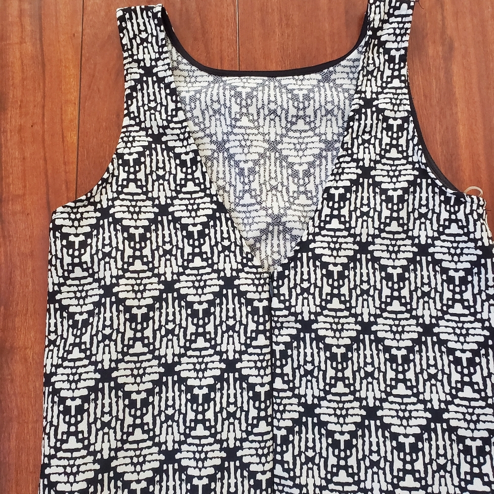 BLACK AND WHITE RUFFLE BOTTOM DRESS. - Picture 5 of 7